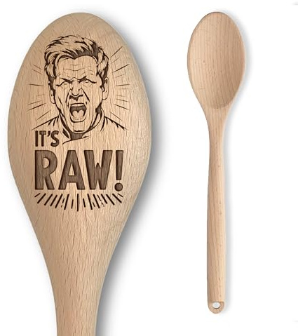 The Laser Factory Cuillère en bois gravée inspirée de Gordon Ramsey – « It's Raw ! » – Idée de cadeau amusante pour les cuisiniers à domicile – Cadeau de cuisine abordable et amusant pour hommes/femme