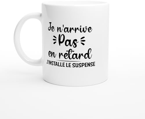 PassionCadeau Mug Je N’Arrive Pas en Retard J’installe le Suspense – Tasse Humour Retard – Idée Cadeau Drôle – Mug Original pour Collègue ou Ami – Cadeau Ponctualité Ironique