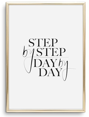 Tales by Jen Kunstdruck, Sprüche Poster: Step by step | Stilvolles Premium Poster auf hochwertigem Papier | Motivation schwarz weiß Wandbilder Wohnzimmer Büro Geburtstag Geschenk | Ohne Bilderrahmen