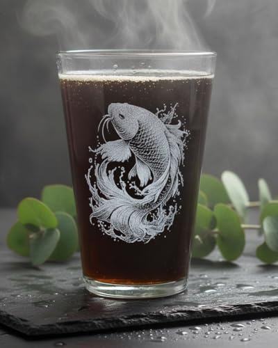 Gravur-Shop Buchmueller, Designerglas mit kunstvoller Gravur, mit persönlichem Text gestalten, 300 ml, Trinkglas, mit weiße Gravur, Geschenkidee, Personalisieren (Koi-Fisch Gravur, Klarglas)