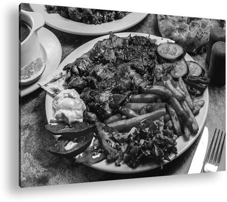 Une délicieuse assiette avec kebab et frites croustillantes, une fête pour les sens. Format : 75 x 50 cm. Effet : noir et blanc comme image sur toile, motif encadré sur cadre en bois véritable,