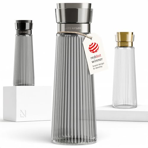 LARS NYSØM Vattenkaraff 1l med Integrerad Sil i Rostfritt Stål | Elegant Glaskaraff & Kanna för Juice, Lemonad | Modern Räfflad Vattenkanna för Vardag & Gäster (Graphite/Steel, 1000ml)