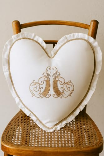 PALAZZO INT Dekokissen „Villa Brocante“ – Romantisches Herzkissen mit Spitzenborte & Monogramm, Landhausstil, Baumwolle, ca. 40 × 35 cm, mit Schlaufen & Füllung, waschbar