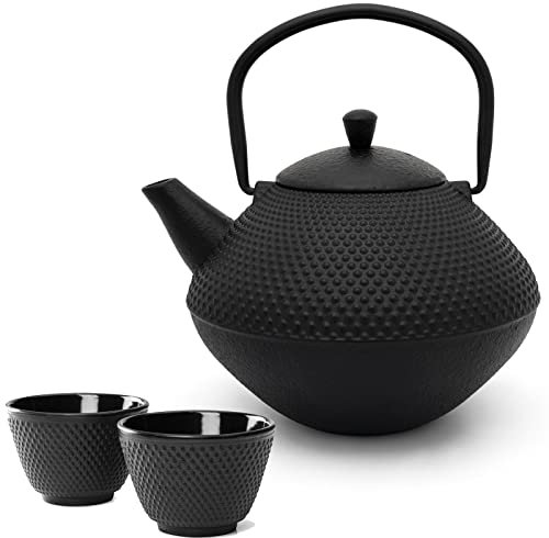 Bredemeijer Teekanne Set Gusseisen 1.0 Liter - mit Edelstahl Tee-Filter Sieb-Einsatz - 2 Teebecher (Tassen) - traditionelles 3-teiliges Teeset für losen Tee