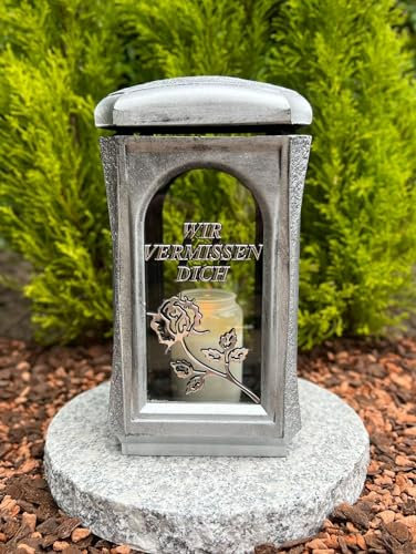 Grablampe Grablicht mit 3D Text - WIR VERMIESSEN Dich -29 cm H. Farbe Silber Grabkerze Kerze Grabdeko Gartenlampe Laterne ohne Sockel - Kerze Gratis