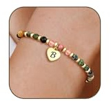 KLIFOWDY Naturstein Armband Damen mit Herzanhänger Buchstaben Design | Verstellbar 6,5 bis 10 Zoll, Geburtstagsgeschenk für Freundin, Schwester Mädchen