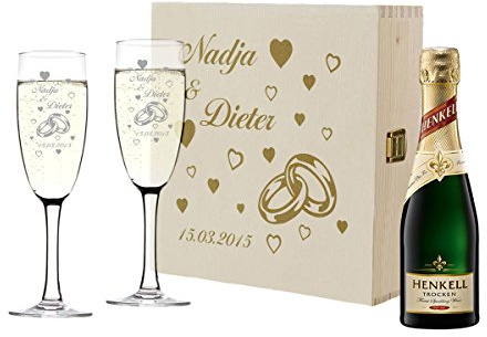 polar-effekt 2 Sektgläser und Sekt-Flasche in Geschenkbox Personalisiert - Hochzeit Geschenkidee Sektglas-Set mit Gravur - Motiv Ringe mit Herzen