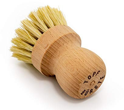 Cepillo de cocina con cerdas de fibra natural de Bümag, alternativa sin plástico para el uso diario.