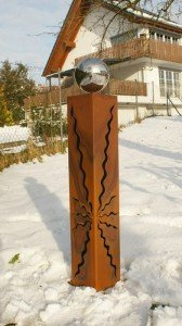 Gartendekoshop24 – Rost Säule, 80 cm mit Edelstahlkugel und Muster. Garten Säule, handgemacht in Bayern, für draußen. Dekorativer Rost Stele, mit Muster und Kugel.