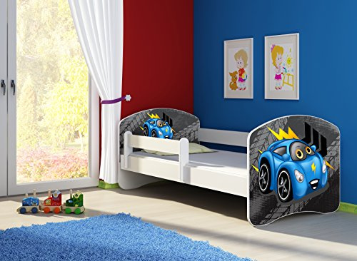 CLAMARO 'Fantasia Weiß' 140 x 70 Kinderbett Set inkl. Matratze und Lattenrost, mit verstellbarem Rausfallschutz und Kantenschutzleisten, Design: 04 Rennwagen Blau