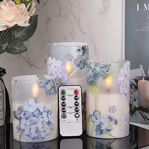 Eldnacele LED Kerzen mit Timerfunktion, 3er Set mit Hortensien-Dekor | Kerzen im Glas, Fernbedienung, flackernde Flamme, blau-lila Blütendekor, für Frühlings- und Osterdeko