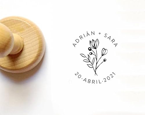 Stamp by Me | Sello Personalizado para Boda | 12 Diseños Exclusivos | Sello de Madera | Ideal para Sobres e Invitaciones de Boda | Con Tampón de Tinta | Nombres y Fecha | Corona de Flores Circular