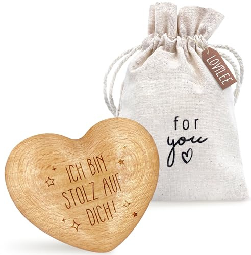 LOViLEE Ich bin stolz auf Dich - Handschmeichler Holz Glücksbringer Prüfung - Holz Herz inkl. Geschenkbeutel & Grußkartenset - Mutmacher Geschenk, Schutzengel Geschenk, Zeugnis
