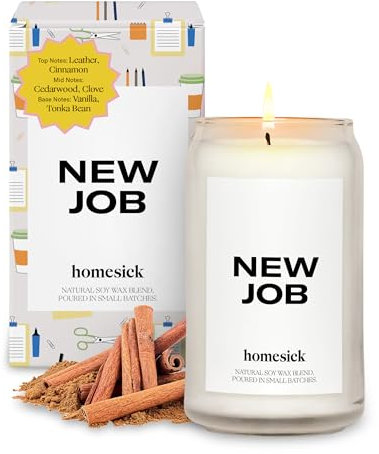 Homesick Premium Duftkerze, New Job – Düfte von Leder, Zimt, 390 ml, 60–80 Stunden Brenndauer, natürliche Soja-Mischung, Heimdekoration, entspannende Aromatherapie-Kerze