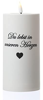 LED Grabkerze MIA Deluxe Homeart Trauerkerze mit Schrift Grablicht Friedhofskerze 3D Flamme H: 15cm D: 7,5cm weiß - für Außen (du lebts in unseren Herzen)