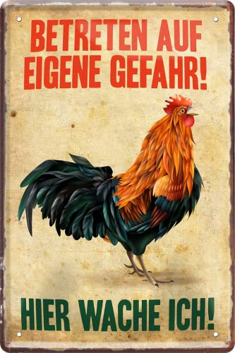 WOGEKA ART Retro Blechschild - Hier wache ich - Hahn - Hühnerhof - lustiger Spruch als Geschenk-Idee zu Geburtstag Weihnachten zur Dekoration 20x30 cm Vintage-Design aus Metall 1929