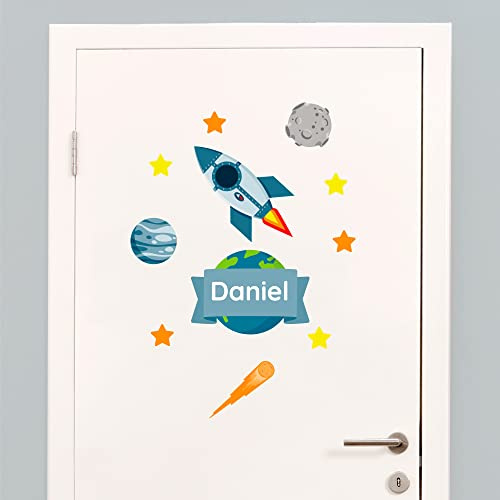 Klebekerlchen® Türaufkleber personalisiert mit Namensschild – Türschild Kinderzimmer & Babyzimmer Wandtattoo – selbstklebende Wandsticker - Kinderzimmer Deko Junge & Mädchen – Weltraum Rakete