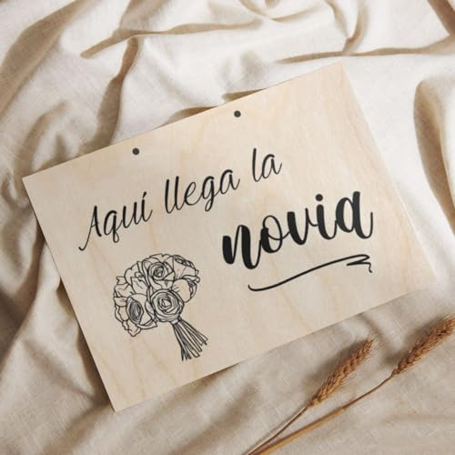 Cartel Ya Viene la Novia (Modelo RAMO), Cartel de Boda en Madera para Anunciar la Llegada de la Novia, para Niños Pajes, Letrero Aquí Llega la Novia Personalizable con Frase, Nombre