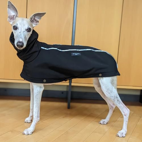 EDEL&SCHNELL Hunderegenjacke schwarz reflektierend aus robustem Softshell, Regenmantel mit langem Kragen & Leinenausschnitt Größe 60–65 für Galgo, Greyhound & Ridgeback