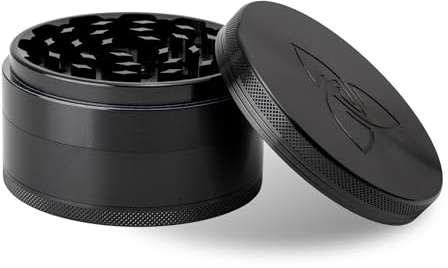 HIZEN Grinder XXL Ø 10 cm, 4-teilige Mühle aus Aluminium mit Magnetverschluss, Feinsieb, Vorratsfach und Schaber (Schwarz)