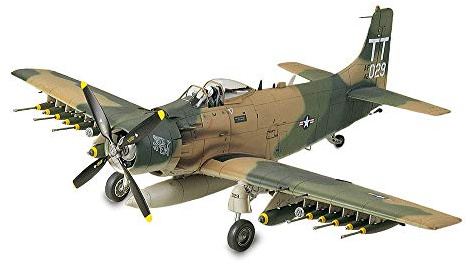 Tamiya 300061073 - 1:48 WWII Douglas A-1J Skyrider USAF