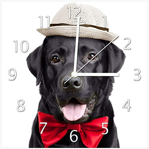 Wallario Design-Wanduhr Schwarzer Labrador Retriever mit roter Fliege und Mütze aus Glas, Motiv-Uhr Größe 30 x 30 cm, weiße Zeiger