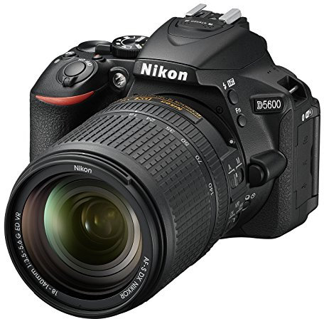 Nikon D5600 + AF-S DX NIKKOR 18-140 mm VR, Fotocamera Reflex Digitale, 24.2 Megapixel, LCD Touchscreen 3, Bluetooth, SD 8 GB 300x Premium Lexar, Nero [Nital Card: 4 Anni di Garanzia]