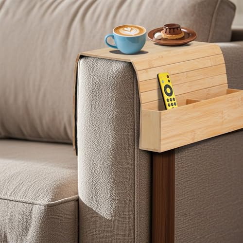 Jiayaus Vassoio per Bracciolo Divano con 2 Sottobicchiere, Vassoio del Divano in Legno Pieghevole Antiscivolo, Tavolino da Divano per Supporto Telecomando Snack Cellulare Bevande Tazza(Naturale)