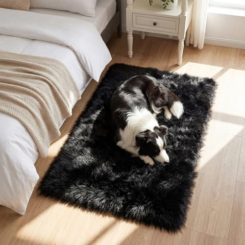 Mishukaze Plüsch-Teppich aus Kunstschaffell–Ultraweicher,Flauschiger Bettvorleger,maschinenwaschbar,seidiger Hochflor-Teppich für Schlafzimmer und Wohnzimmer,Schwarz,60x90