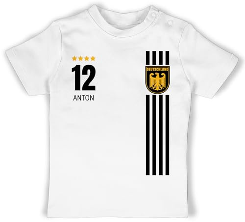 Geschenk mit Namen personalisiert by Shirtracer - Baby T-Shirt Mädchen Jungen - 2026 Fussball WM Fanartikel - Deutschland Germany Trikot Style