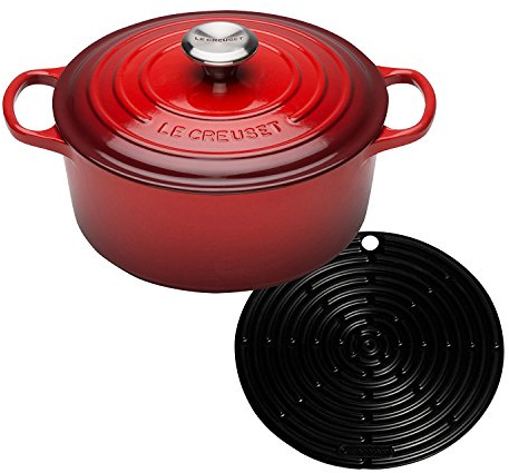 Le Creuset Gusseisen Bräter Signature rund 24 cm, kirschrot & Le Creuset Silikon-Accessoires Topflappen rund schwarz