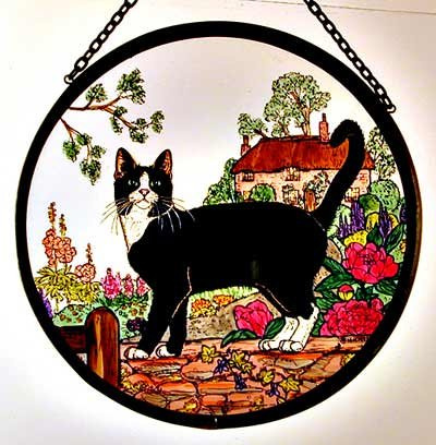 Sonnenfänger, für das Fenster, Katze in Bauerngarten, Buntglas, handbemalt