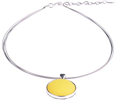 Halsreif Polly, 25mm original Polaris Cabochon in einer Fassung aus versilbertem Messing an einem Bündel aus 5 nylonummantelten Stahlfäden, handgefertigt von Adi-Modeschmuck in Berlin (gelb)