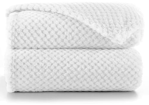 RESTILO Kuscheldecke 70x150 cm weiß Decke Microfaser Wohndecke Henry | Tagesdecke Fleece weich sanft kuschelig skandinavischer Stil