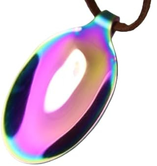 Schmuck aus Besteck in Regenbogenfarben, wie Anhänger aus Löffeln, ist eine kreative Form des Schmuckhandwerks.