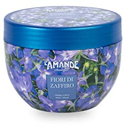 L'AMANDE - Crema Corpo Profumata con Acido Ialuronico, Te Verde e Vitamina E Antiossidante - Crema Corpo Idratante Pelle Secca Effetto Elastico, Fresco e Luminoso Antiage - Fiori di Zaffiro, 300 ml