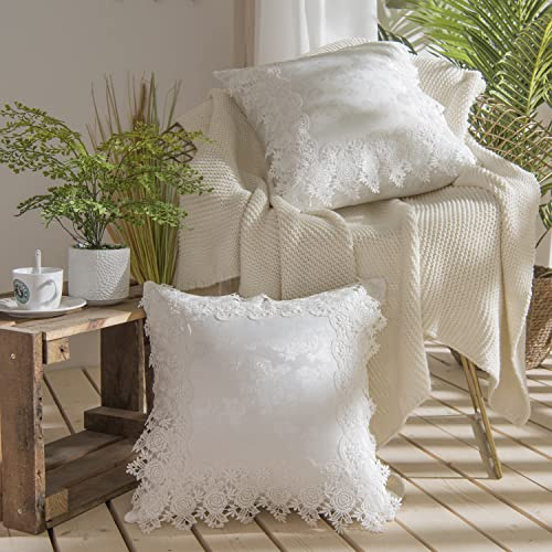 Lot de 2 housses de coussin en jacquard blanc 55 x 55 cm, style français avec bordure en dentelle brodée de roses, taies d'oreiller décoratives en coton et soie avec fermeture éclair dissimulée pour