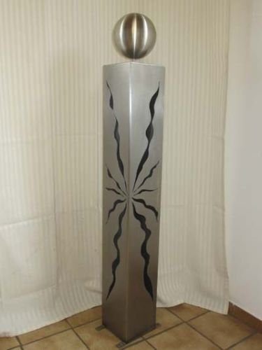 Gartendekoshop24 – Gartendeko Edelstahl Säule, 100 cm, mit gebürsteter Edelstahlkugel. Säule aus Edelstahl, wetterfest, handgemacht, mit Muster. Moderne Edelstahlsäule Nicht rostend.