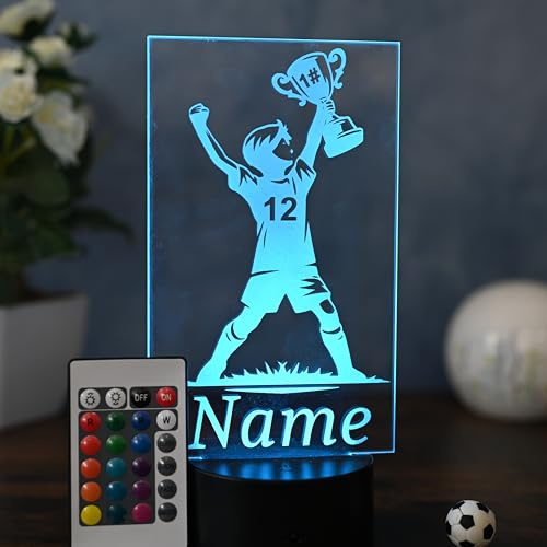 Optechvisual Personalisierte Fußball Lampe mit Pokal Design – LED Nachtlicht mit Name – Geschenkidee für Fußballer & Kinder – Vereinsgeschenk & Deko fürs Kinderzimmer