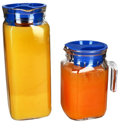 MamboCat 2er Set KARO & Kora Kühlschrankkrug mit blauem Kunststoff-Deckel I 1L & 0,5 L I viereckige Glas-Karaffe mit Ausgießtülle & Henkel für Eistee, Wasser, Saft, Milch & Co.