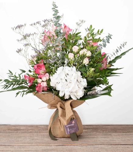 AMBORELLA | Ramo realizado con una hortensia y diferentes flores en un saquito floral con agua en el interior | Entrega Rápida y Cuidada | Tarjeta de Dedicatoria Personalizada| Flores a Domicilio