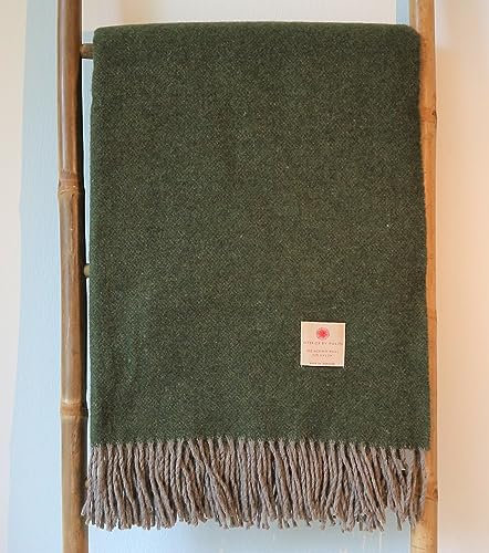 Merino Wolldecke olive 140x200cm fein verarbeitet für die Couch, das Sofa oder als Tagesdecke, abgesetzte Rückseite und Fransen, skandinavischer Stil in klassischen Farben (olive - grün)