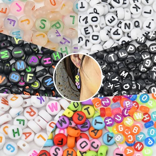 ADERTOS 700 Stück Buchstabenperlen A-Z Acryl Alphabet Perlen Set Bunt Buchstaben Perlen zum Auffädeln Rund Letter Beads 3.6x7mm Klein Bastelnperlen mit Loch für Armband Haarband Schmuck Basteln