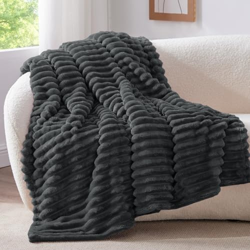 BEDELITE Kuscheldecke Flauschig Deko Decke für Couch, Anthrazit, 150x200 | Flanell Fleecedecke, Cord Überwurf für Wohnzimmer und Schlafzimmer, weiche Wohndecke, Tagesdecke, das ideale Geschenk