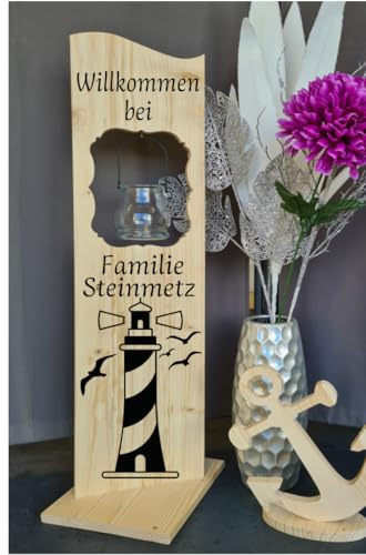 Designbysh Personalisierter Holzaufsteller, Holz Deko Schild Holzschild Eingangsschild mitWindlicht aus Glas, Leuchtturm