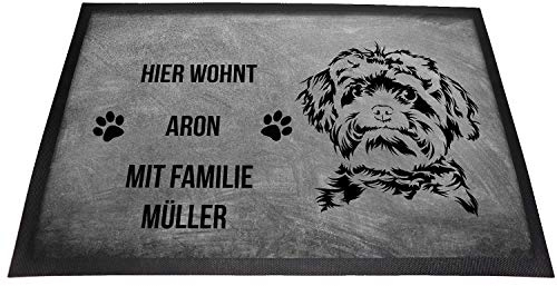 Fußmatte personalisiert mit Namen, lustige Haustürmatte für innen und außen mit Motiv Bolonka Zwetna – „Hier wohnt (Name1) mit Familie (Name2), rutschfest und waschbar, 40 x 60 cm, Grau
