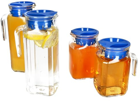 MamboCat 4er Set KARO & Kora Kühlschrankkrug mit blauem Kunststoff-Deckel I 1L & 0,5 L I viereckige Glas-Karaffe mit Ausgießtülle & Henkel für Eistee, Wasser, Saft, Milch & Co.