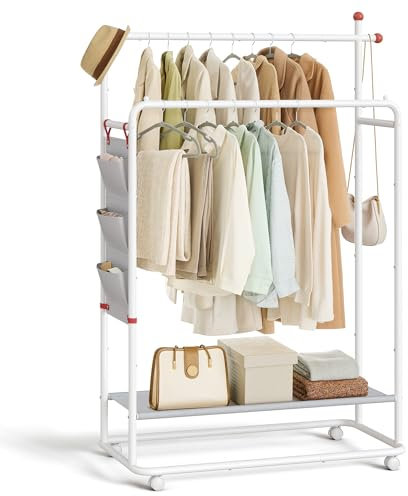 SONGMICS HOME Perchero, Perchero Metálico con Ruedas, 2 Barras para Colgar, Bolsillos Laterales, Estante, Ganchos para Cerillas, Blanco Mate HSR171W01