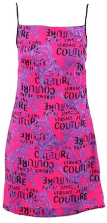 VERSACE JEANS COUTURE Abito in Crepe Satin Fucsia/Viola. Stampa Logo e Baroque all Over. Scollo Quadrato. Spalline Sottili e Regolabili. Spacchetti Laterali, Chiusura Abito con z