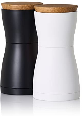 AdHoc Twin Pfeffermühle & Salzmühle Set, black & white | Saubere Oberflächen dank Upside-down Design, mit Keramikmahlwerk und Aromaschutzkappe aus Holz